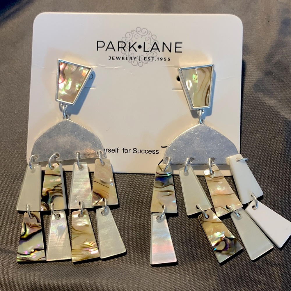 Silver dangling earrings marbling detailing